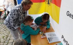 Kinder beim Matrioschki-Ausmalen